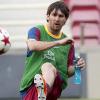 Lionel Messi schießt im Training vor dem Champions-League-Finale den Ball mit viel Schnitt. dpa