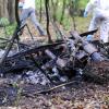 In einem Wald beim Flugplatz Rheinstetten liegen die verkohlten Trümmerteile eines Kleinflugzeugs, das dort abgestürzt ist. 