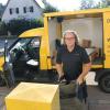 Die Deutsche Post trägt Briefe und Pakete in Pöttmes und Aindling seit zwei Jahren mit elektrischen Fahrzeugen aus. Postbote Janos Kreisz aus Ungarn freut sich darüber und findet die Autos praktisch. Er kann besser einsteigen und direkt die Bremse runterdrücken.