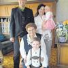 Bürgermeister Günter Gamisch, die Jubilarin Walburga Heinrich mit Urenkel Vincent und Enkelin Sandra mit Urenkelin Anastasia. 