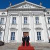 Bundespräsident Joachim Gauck mit seiner Lebensgefährtin Daniela Schadt vor der Amtsübergabe im Schloss Bellevue.  Foto: Michael Kappeler dpa