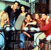 Phoebe (Lisa Kudrow), Joey (Matt LeBlanc), Monica (Courteny Cox), Chandler (Matthew Perry), Rachel (Jennifer Aniston) und Ross (David Schwimmer) (v.l.n.r.) treffen sich regelmäßig in Monicas Wohnung.