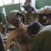 Sanitäter helfen einem verletzten ukrainischen Soldaten in einem medizinischen Stabilisierungspunkt an der Front in der Region Saporischschja.