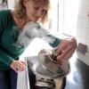 Auch Doris Asam aus Meitingen kocht nun das Trinkwasser aus der Leitung ab, bevor sie es nutzt. 

