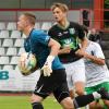 Gundelfingens Keeper Fabian Karg (links) musste im Hinspiel gegen den FC Stätzling sieben Mal den Ball aus dem eigenen Netz holen (rechts Raphael Schneider) Foto: Walter Brugger