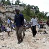 Einwohner tragen eine Leiche weg: In Haiti starben bereits 23 Menschen nach Dauerregen, Vorboten der Hurrikansaison in der Westkaribik. dpa