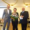 Mit Blumen und einem Präsent bedankte sich Bürgermeister Mathias Stölzle bei Marianne Schreiber-Mareis und dem Gemeindearchivpfleger Lothar Mareis.