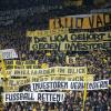Dortmunds Fans protestieren gegen Investoren im Fußball mit Transparenten mit den Aufschriften: «DFL Hurensöhne», «Die Liga gehört uns ...», «Gegen Investoren», «Die Milliarden im Blick», «Kein Herz fürn Kick», «Investoren verhindern» sowie «Fußball retten».