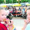 Mmmm, das schmeckt: Laura und Sue ließen sich am Samstag beim Neu-Ulmer Stadtfest ihre Pizza auf der Rathaustreppe munden. Foto: anbr