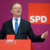 Der Erfolg von SPD-Spitzenkandidat Stephan Weil soll die Personaldebatte um Peer Steinbrück beenden.
