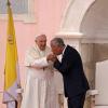 Bei der Willkommenszeremonie küsst der portugiesische Präsident Marcelo Rebelo de Sousa die Hand von Papst Franziskus.