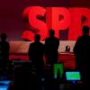 Das Logo der SPD leuchtet beim SPD-Bundesparteitag. Im Mittelpunkt der Veranstaltung steht die Wahl der neuen Parteivorsitzenden.
