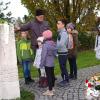 Eltern sollten ihren Kindern auf dem Friedhof nicht alles erlauben. Der Nachwuchs soll lernen, wie er sich würdevoll auf Friedhöfen verhält.