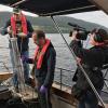 Ein Forscherteam um den neuseeländischen Professor Neil Gemmell (l) nahm Wasserproben aus dem Loch Ness.