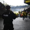 Als Reaktion auf den Sprengstoffanschlag gegen den Mannschaftsbus von Borussia Dortmund war die Polizeipräsenz am Mittwoch besonders hoch, auch im Stadion.