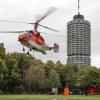 Landeanflug im Wittelsbacher Park: Die Bauteile für die Antennenerhöhung wurden auf einer Wiese gelagert.