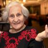 Hildegard Doser ist mit ihrem Leben zufrieden, auch wenn manches im hohen Alter nicht mehr geht. "Frau Theater", wie sie gerne von Augsburgerinnen und Augsburgern genannt wird, ist 92 Jahre alt.