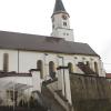 Treppe und Friedhofsmauer an der Rettenbacher Pfarrkirche befinden sich in keinem guten Zustand. Die Kirchenverwaltung will sie im nächsten Jahr sanieren. 
