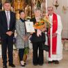 Bei der Ehrung: (v.l.) Kirchenpfleger Rudolf Hirschbeck, Heidi Klebel (Pfarrgemeinderat), Mesnerin Angela Sellmair und Pfarrer Paul Großmann. 	