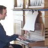 Die neue Orgel in Illerzell konnte im historischen Gehäuse eingebaut werden. Orgelbaumeister Stefan Heiß hat das gebraucht gekaufte Instrument saniert und ist mit dem Klang zufrieden.