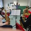 Die Bläserklasse an der Realschule St. Ursula gibt es bereits im zweiten Jahr. Jetzt soll ganz neu ein ganzer musischer Zweig hinzukommen. Mit im Bild: Musiklehrer Tobias Freißler.