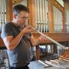 Gunnar Schmid testet den Klang einer Orgelpfeife. Vor ihm liegt das Intonationsbesteck, mit der er der Orgel ihren charakteristischen Klang zurückgibt. 