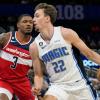 Franz Wagner (22) von den Orlando Magic umkurvt Bradley Beal (3) von den Washington Wizards.