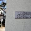 Ein Schild auf einem Stein an der Toreinfahrt mit der Aufschrift "Landheim Schondorf" weist am Donnerstag (18.03.2010) in Schondorf am Ammersee (Oberbayern) den Weg zum Landeserziehungsheim. Ein ehemaliger Internats-Leiter bestätigte der Zeitung "Frankfurter Rundschau" einen Fall von sexuellem Missbraucht an der Schule aus dem Jahr 1994. Ein Schüler wurde demnach von einem Lehrer für Deutsch und Religion sexuell missbraucht. Der Pädagoge sei daraufhin damals sofort entlassen worden. Foto: Peter Kneffel dpa/lby +++(c) dpa - Bildfunk+++