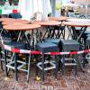 Tische und Stühle stehen vor einer Pizzeria in Hannover. Der Teil-Lockdown könnte angesichts weiter hoher Infektionszahlen noch länger andauern.