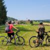 Pause mit Blick auf die Wallfahrtskirche von Maria Vesperbild.