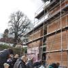 Hebauf an der neuen Sporthalle in Wolferstadt. Das Projekt kostet rund eine Million Euro und wird voraussichtlich im Frühjahr 2015 fertig. Für die Kinder regnete es Süßigkeiten. 
