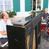 Jazzklänge bestimmten den dritten Livemusikabend zur Landesausstellung in Aichach: Das Trio WAH spielte am Rathaus beim Maibaum.  	