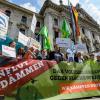 Unterstützer des Volksbegehrens für eine Obergrenze des Flächenverbrauchs in Bayern protestierten vor dem Justizpalast in München gegen das Urteil. 	