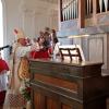 Weihbischof Florian Wörner erteilt der restaurierten Kirchenorgel den Segen, rechts im Bild ist Kirchenchorleiter Wolfgang Härtl zu sehen.