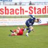 Der TSV Hollenbach (rote Trikots gegen Unterhaching II) kommt in der Landesliga nicht in Tritt. Auch beim FC Memmingen II gab es eine Niederlage. Dadurch rückt der Klassenerhalt in weite Ferne. Foto: Jonas Jakob