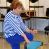 „Ich mache das gerne, um andere und mich selbst fit zu halten.“Die 83-jährige Hermine Matzke aus Gundelfingen zeigt den Wertinger Altenpflegeschülern, worauf es bei der Seniorengymnastik ankommt. 	 	