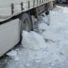 Die Polizei hat bei Leipheim eine dicke Schicht Eis und Schnee auf einem Sattelzug entdeckt. Der Fahrer musste sie entfernen.