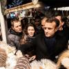 Einer der Termine, bei dem Emmanuel Macron keine Buhrufe zu hören bekommt: Am Freitag, drei Tage nach dem Terroranschlag von Straßburg, traf er dort Bürger auf dem Weihnachtsmarkt.