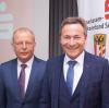 Thomas Munding (links) von der Sparkasse Memmingen-Lindau-Mindelheim und Landrat Leo Schrell, Vorsitzender des Sparkassen-Bezirksverband, sind mit der Bilanz zufrieden.
