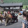 Höhepunkt des "Egaschtfestl" in Walchsee: der Umzug mit historischen Kutschen.