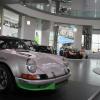 Quer durch alle Marken: vorne ein Porsche 911 Carrera 2.8 RSR, im Hintergrund ein Bentley und ein Bugatti, das schnellste Auto ohne Dach.  	