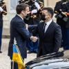 Frankreichs Präsident Emmanuel Macron (links) begrüßt Wolodymyr Selenskyj, Präsident der Ukraine, vor dem Elysee-Palast.