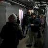 Menschen suchen am zweiten Tag des russischen Angriffs in der ukrainischen Hauptstadt im Keller eines Wohnhochhauses, der gleichzeitig als Schutzraum dient, Schutz.
