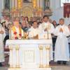 Mit dem Gemeinschaftschor der drei Gemeinden im Rücken feierte Pfarrer Georg Kakkattil einen beeindruckenden Abschiedsgottesdienst in Breitenbrunn in Konzelebration mit sieben Geistlichen (v. li.): Pfarrer Bernhard Endres, Pfarrer Augustin, Pfarrer Martin Bögler, Pfarrer Georg Kakkattil, die indischen Geistlichen Sebastian und Georgo, Pater Josef Gehrer und Ruhestandsgeistlicher Adolf Renftle. 