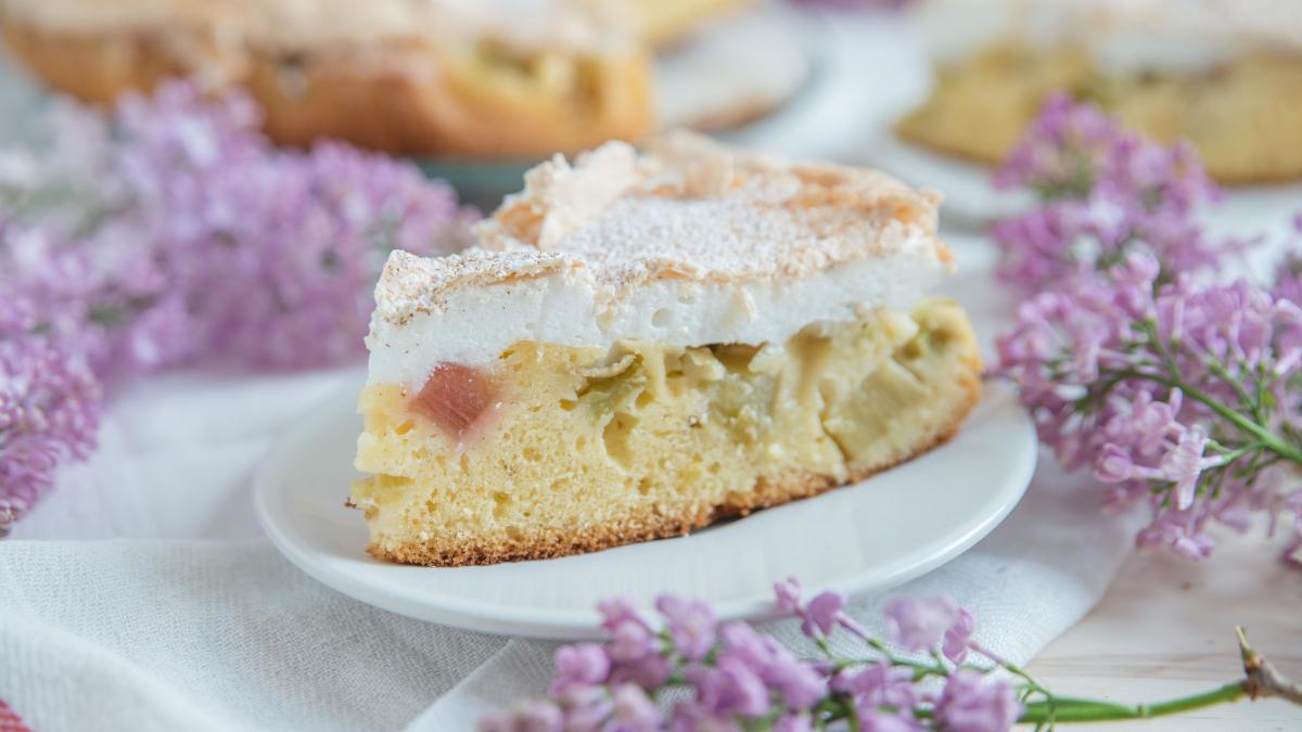 Rezept für Rhabarberkuchen mit Mandelcreme und Baiser