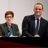 Ex-Unionsfraktionschef Friedrich Merz, Generalsekretärin Annegret Kramp-Karrenbauer und Gesundheitsminister Jens Spahn (von links) stehen Rede und Antwort.