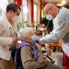 Die Heimbewohnerin Edith Kwoizalla war mit ihren 101 Jahren die erste, die gegen Corona geimpft wurde. 