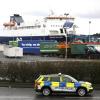 Polizisten patrouillieren im Hafen von Larne. In Nordirland kommt es zu Engpässen bei Lebensmitteln.