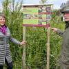 Jetzt kann man sehen und nachlesen, was in der Feldhecke im Biberbacher Ortsteil Markt eifrig blüht. Über das neue Schild freuen sich Feldhecken-Initiator Manfred Meyer-Burgmayer und Rose von Apprath von den Gartenfreunden Biberbach.