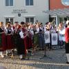 Das gemeinsame Konzert der Gräbinger und Kleinaitinger Musikvereine vor dem Rathaus in Graben.  	